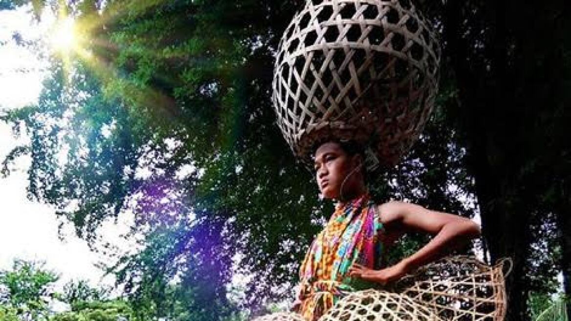 Το νέο fashion icon είναι 15 ετών, από την Ταυλάνδη και φτιάχνει ρούχα από κρεμάστρες!